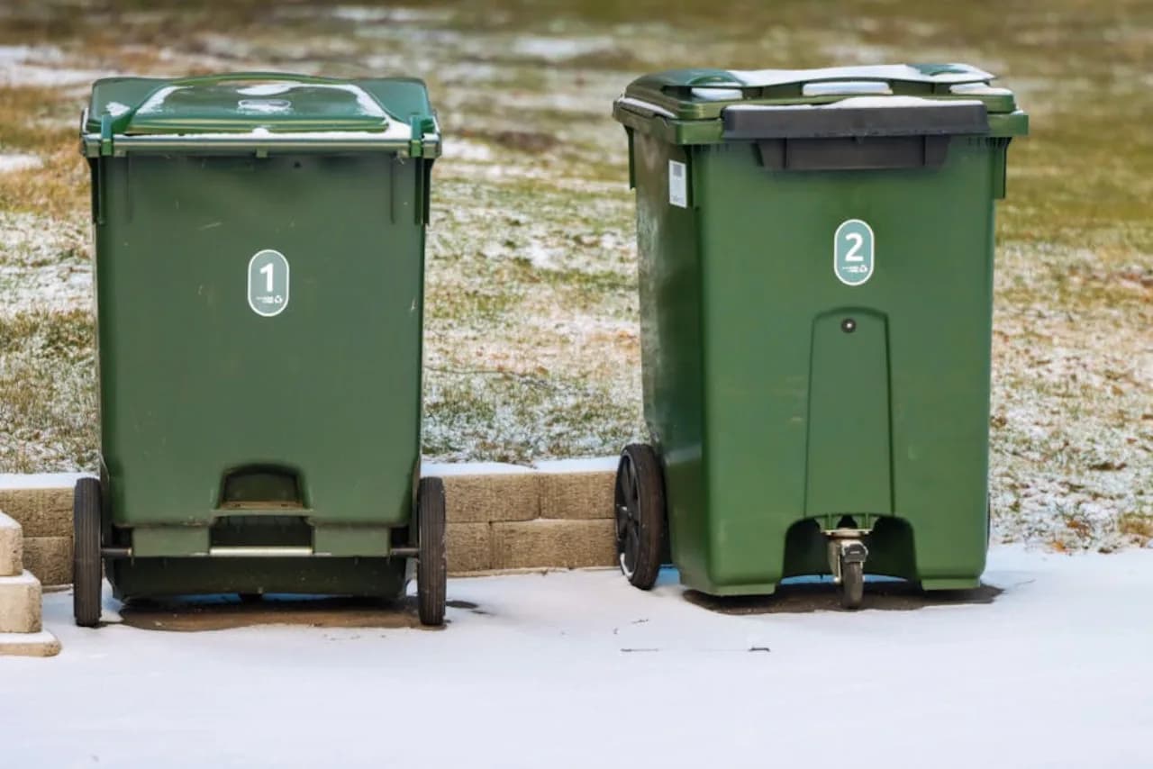 Wheeled commercial waste cart (35/65/95 gallon HDPE) for restaurants and facilities